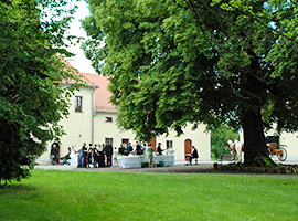 Hochzeitsgeschehen im Kloster